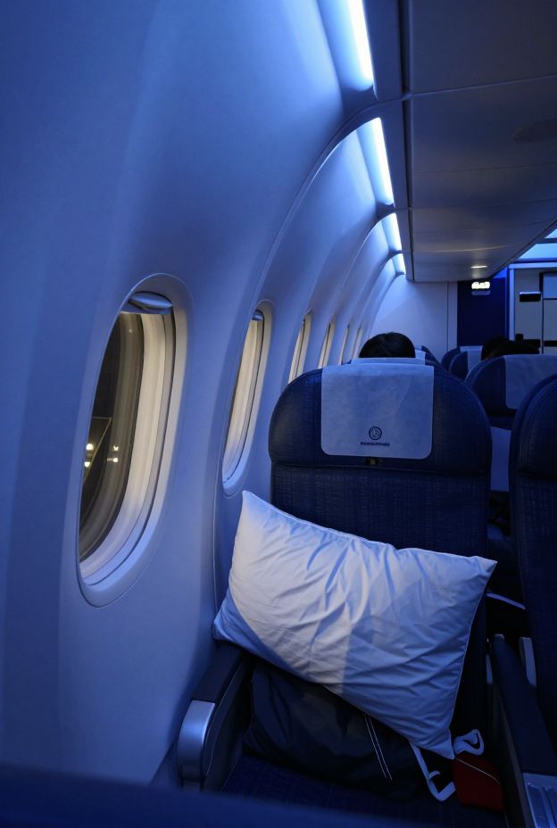 11 Long Haul Flight Tips for Sleeping + Jet Lag